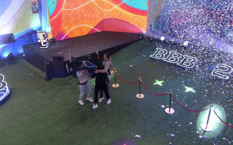 Após anunciar vitória de Arthur Aguiar, Tadeu Schmidt é carregado por finalistas do BBB 22
