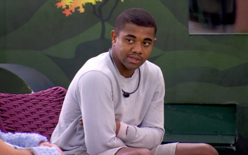 Após atender Big Fone 3 vezes, Davi tenta entender ligações no BBB 24:
