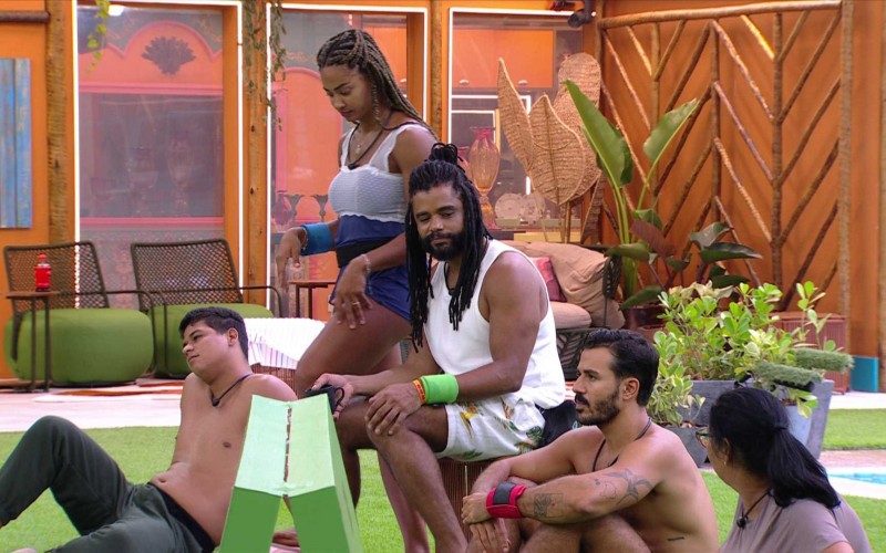 Após beijo, Aline e Diogo Almeida caem na risada com comentário de brother