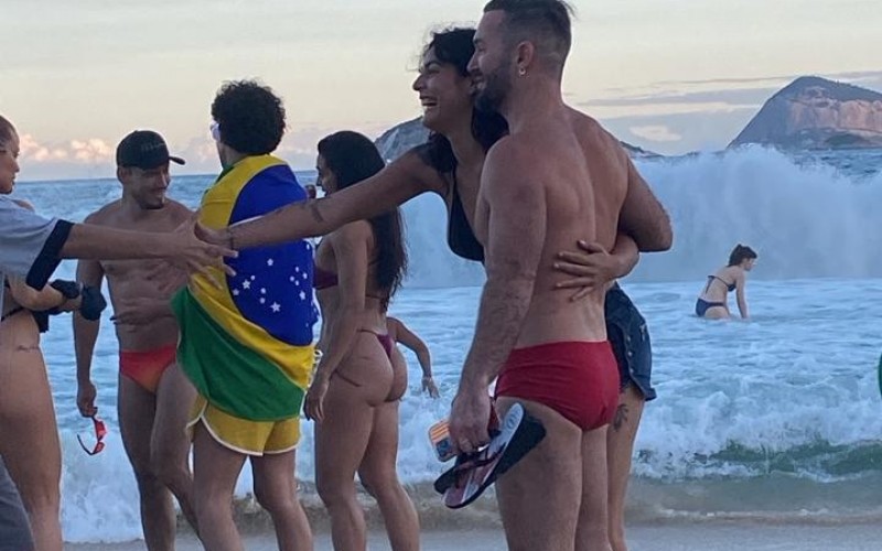 Após curtir show de Lady Gaga, Diego Hypólito é tietado na praia de Ipanema