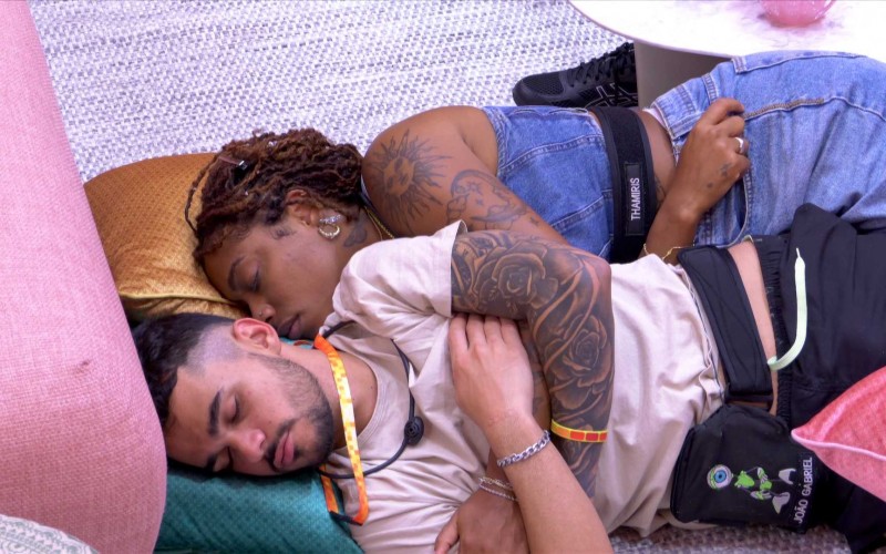 Após dança juntos, Thamiris deita abraçada a João Gabriel no BBB 25