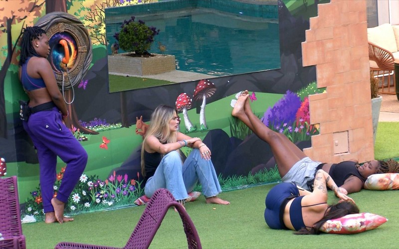 Após Davi atender dois trotes, brothers