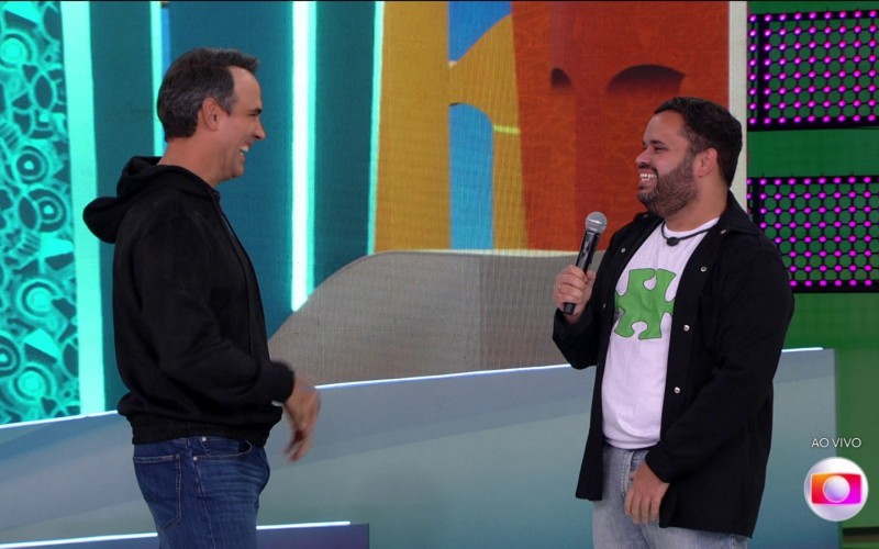 Após deixar o BBB 24, Michel é recebido por Tadeu Schimdt e fala jogo: