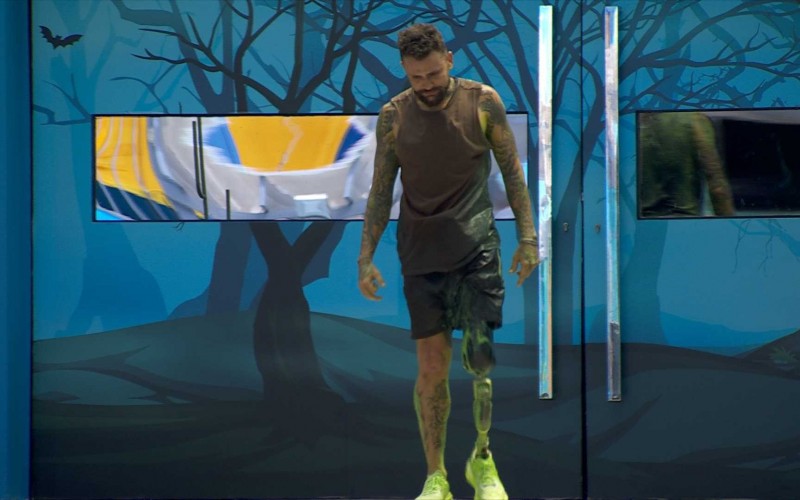 Após deixar Prova do Líder, Vinicius é aplaudido pelos brothers na área externa da casa