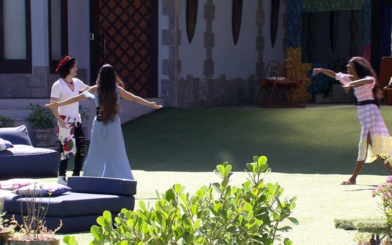 Após dinâmica especial, finalistas cantam e dançam no gramado do BBB21