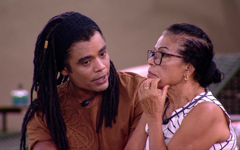 Após discurso de Tadeu Schmidt, Diogo Almeida aconselha a mãe: