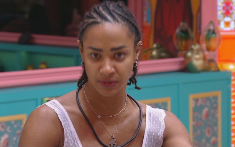 Após discussão com Renata, Aline conversa com Maike e diz: