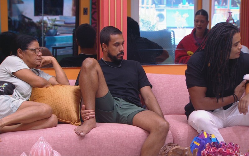 Após noite de carÃcias, Diogo Almeida aparece com a blusa rasgada e brothers brincam