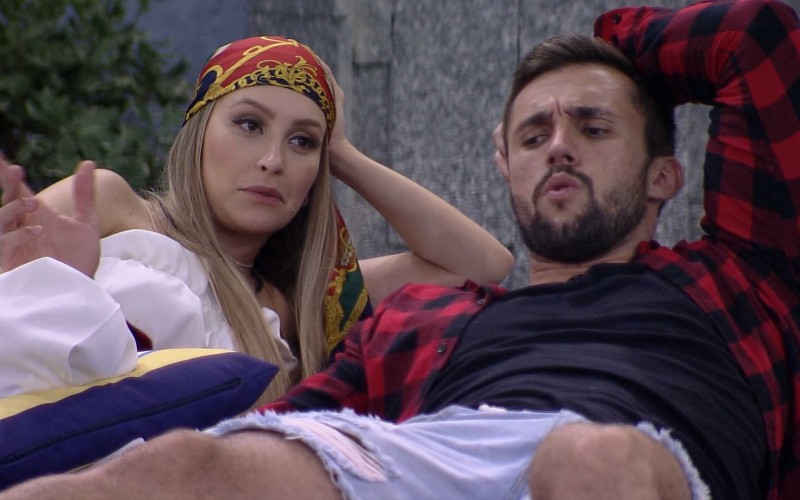 Após ouvir discussão entre brothers, Arthur opina sobre um participante do BBB21: ‘Ridículo’