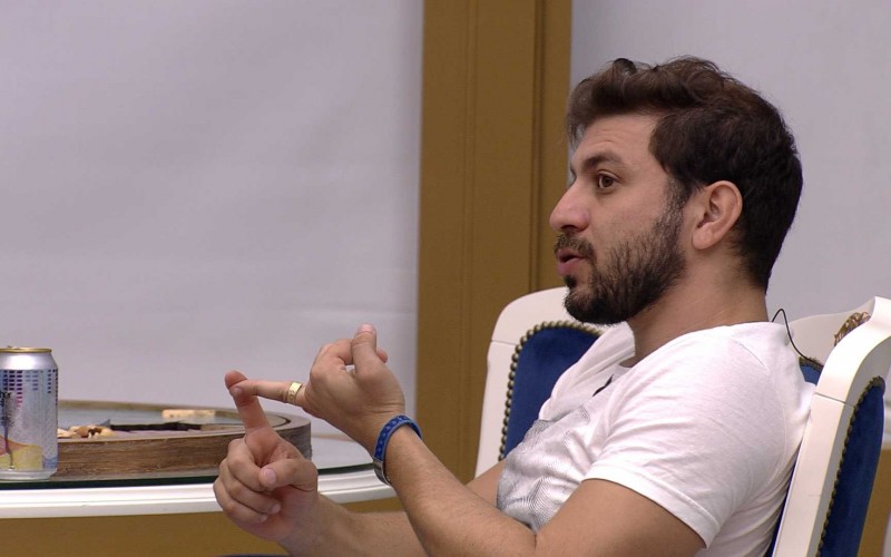 Após ouvir que Sarah e Gilberto vão votar em Pocah, Caio diz no BBB21: