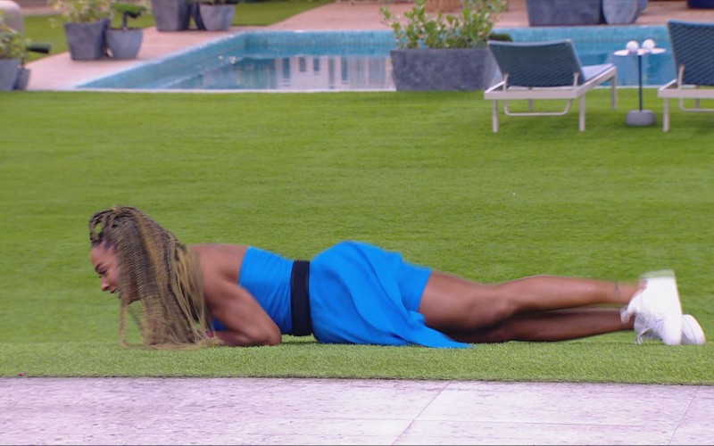 Após voltar do Paredão, Aline comemora e rola no gramado do BBB 25: