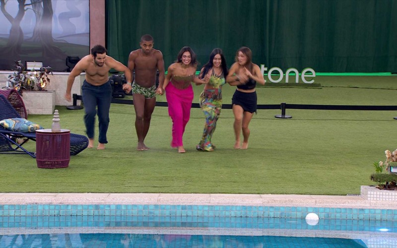 Após permanência de Isabelle, brothers pulam na piscina e comemoram