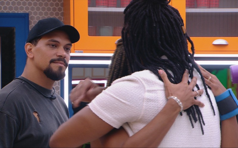 Após terceiro Paredão, Diogo Almeida tenta conversar com Aline e sister recusa