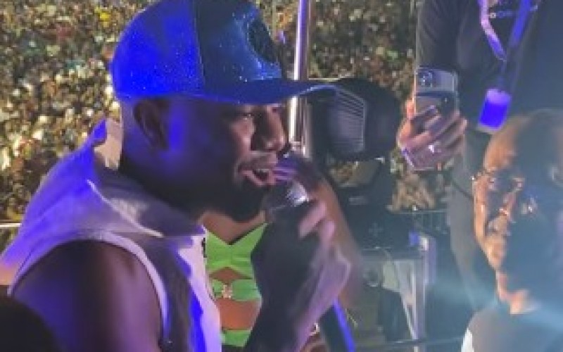 Após vencer o BBB 24, Davi solta a voz em trio elétrico de Salvador; assista!