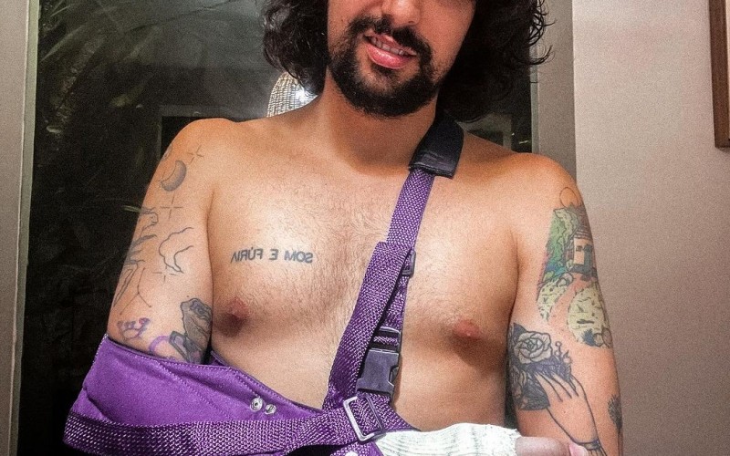 Apresentador Vitor diCastro passa por cirurgia e fica fora do Mesacast BBB; entenda
