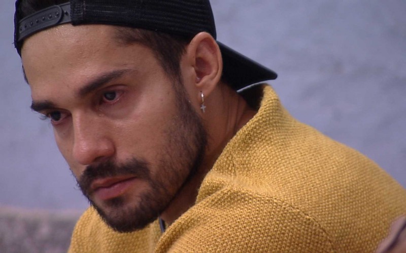 Arcrebiano chora e aponta para Karol Conká: