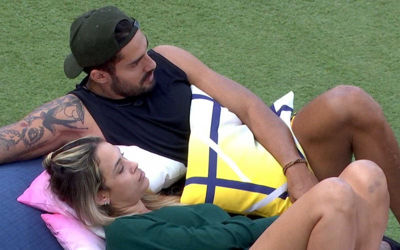Arcrebiano escuta conselho de Sarah e questiona sobre Carla Diaz: