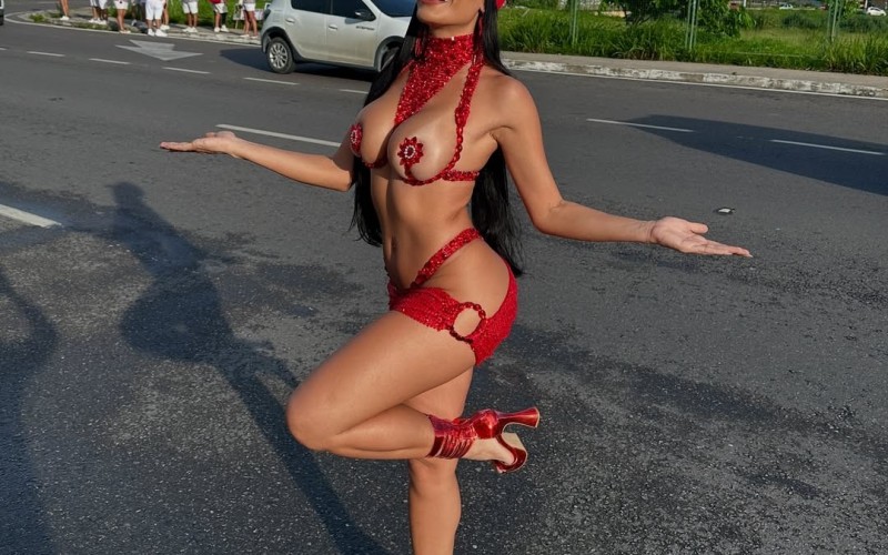 Arleane aposta em look ousado para ensaio de rua como rainha de bateria