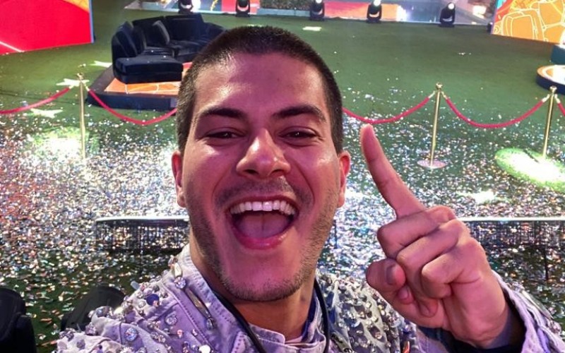 Arthur Aguiar, campeão do BBB 22, faz sua primeira selfie: