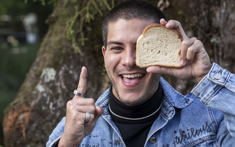 Arthur Aguiar comenta vitória no BBB 22 e memes por comer pão: