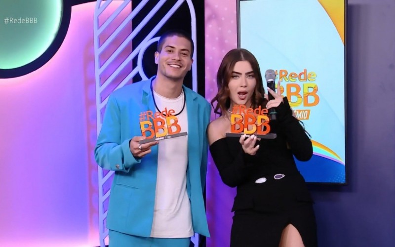 Arthur Aguiar e Jade Picon dividem prêmio da #RedeBBB, posam juntos e deixam web atenta: