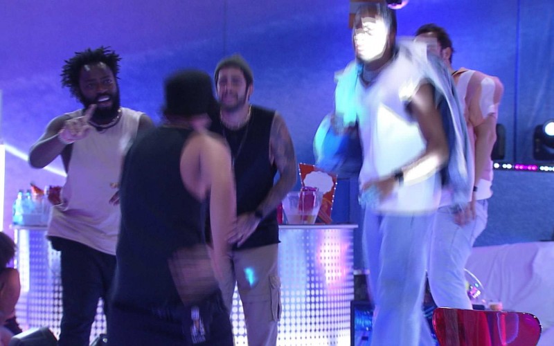 Arthur Aguiar imita Chorão, do Charlie Brown Jr, e anima os brothers na pista de dança do BBB 22