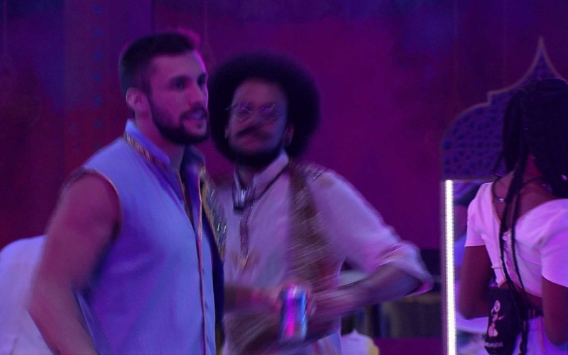 Arthur canta música de Barões da Pisadinha em festa do BBB21 e diz: