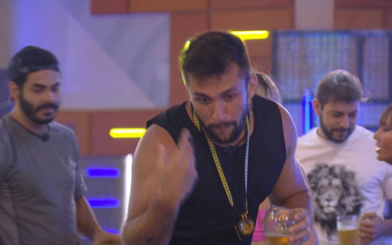 Arthur comenta com Caio em sua Festa do LÃder no BBB21: