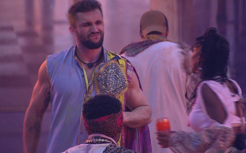 Arthur diz que não teve resposta após flechar novamente sister e Karol Conká opina: