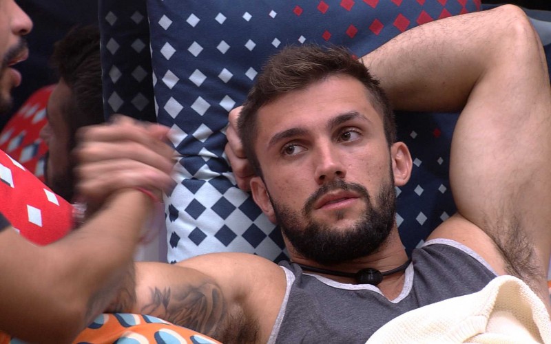 Arthur diz que sister não concordou com veto, e Projota fala: ‘Não tem como ela ter esse tipo de influência’