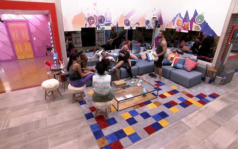 Arthur fala com Karol Conká sobre indicação de Carla Diaz ao Paredão, e cantora afirma: ‘Claro que não’