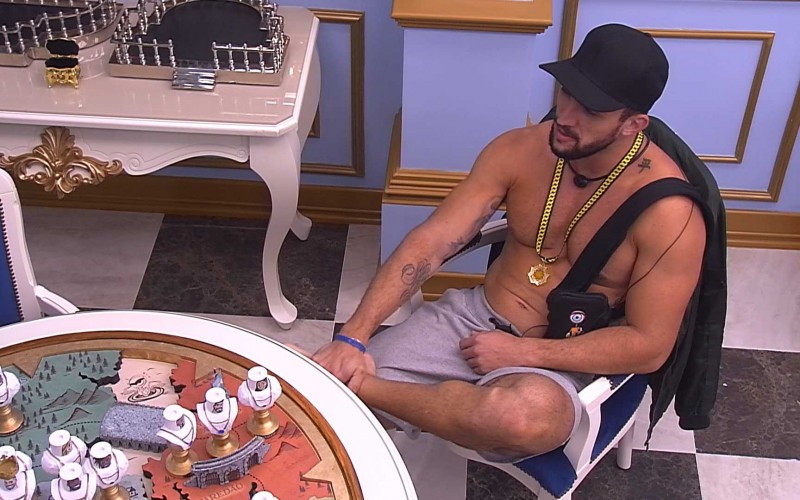 Arthur fala sobre emoji no Queridômentro avisa Carla Diaz: