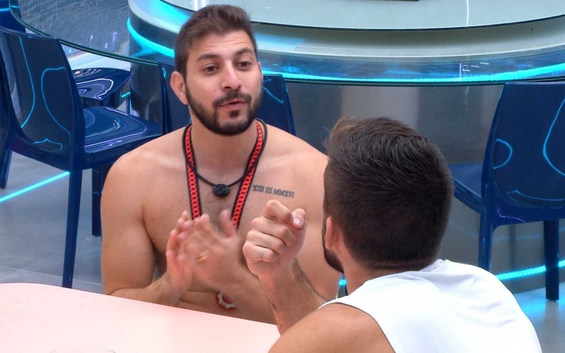 Arthur pergunta a Caio quem Fiuk dará a imunidade e o brother diz: