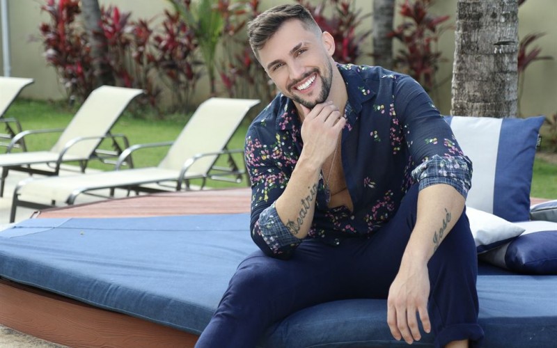 Arthur Picoli faz 27 anos e diz que continua solteiro: