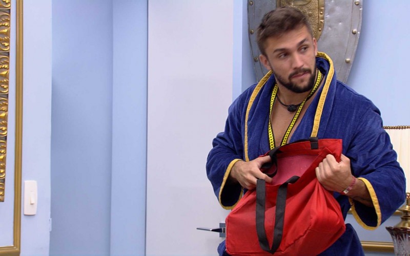Arthur recebe comida para Almoço do LÃder do BBB21 e comemora