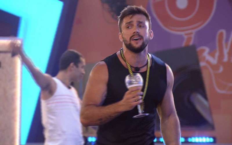 Arthur refaz refrão de música e declara: