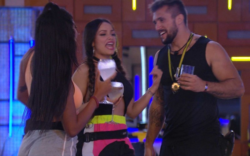 Arthur se retira de papo com Juliette e sister brinca: