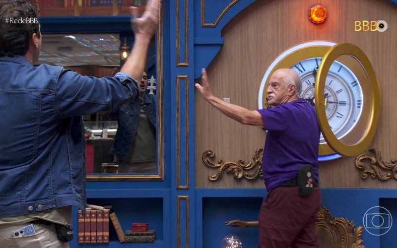 Ary Fontoura entra na casa do BBB 24 e aperta botão da desistência