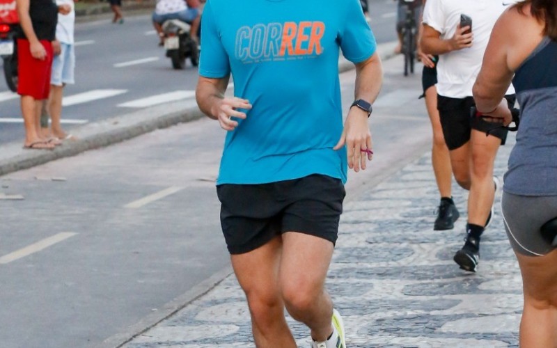 Barão da Corridinha: Lucas, do BBB 22, faz exercÃcios em praia do Rio de Janeiro