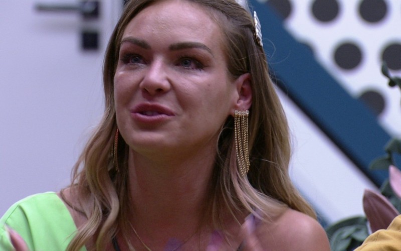 Bárbara vai às lágrimas no BBB Dia 101: