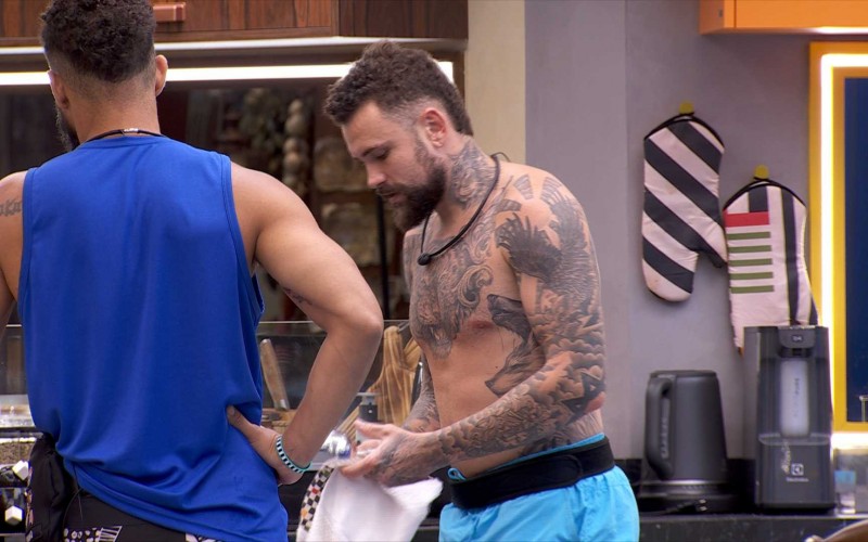 BBB 24: Vinicius se incomoda com fala de Leidy Elin: