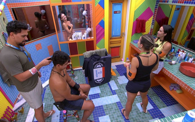 BBB 25: Vitória Strada conta sobre início de namoro com Daniel Rocha