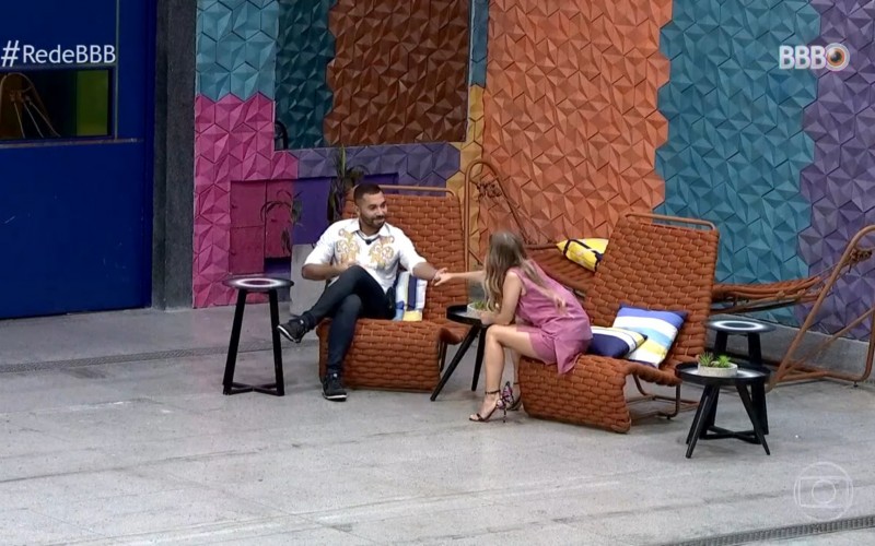 BBB Dia 101: Gilberto conta a Carla Diaz que não sabia o que era basculho