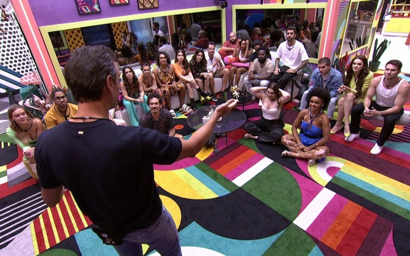 BBB Dia 101: Tadeu Schmidt entra na casa e reúne participantes na sala