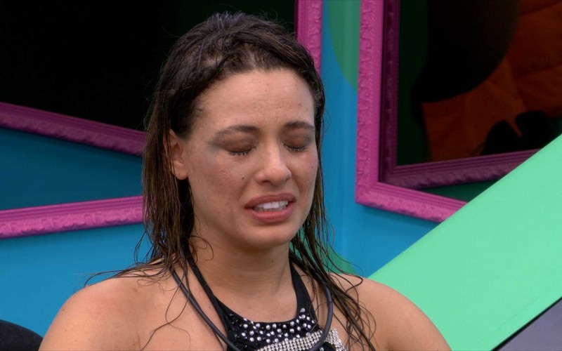 Beatriz chora após fim da Festa do LÃder e agradece a brothers: