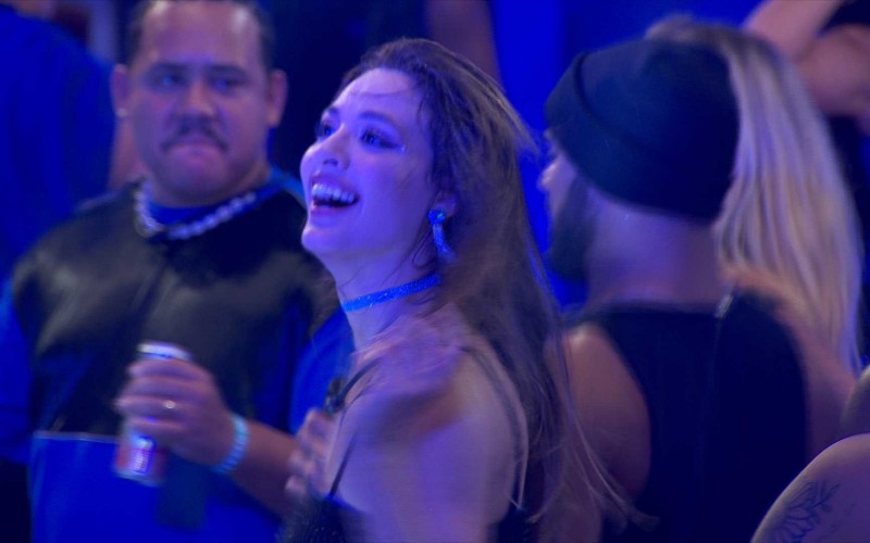 Beatriz dá cambalhota durante festa do BBB 24 e internautas comentam