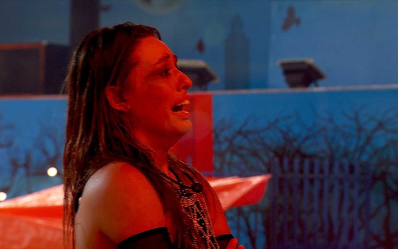 Beatriz, do BBB 24, chora ao ver vídeos gravados antes do confinamento