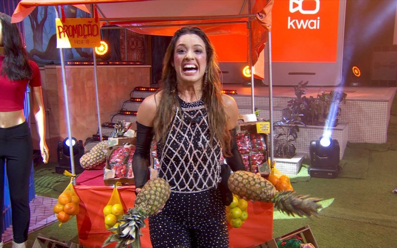 Beatriz lembra trabalho como camelô e anuncia mercadorias em barracas na Festa do Líder