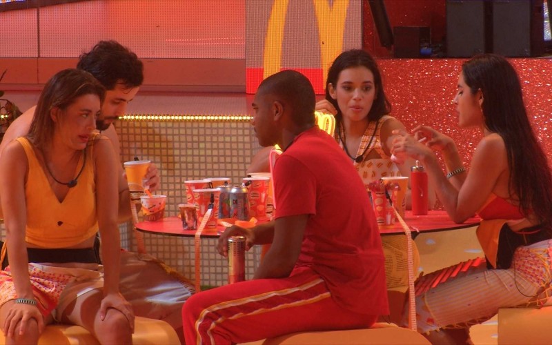 Beatriz vai previsão sobre brothers na Festa da LÃder e Davi afirma que não deixará a sister sozinha: