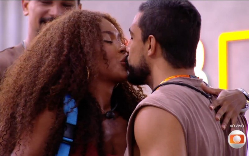 Beijo de despedida e choros: veja a reação dos participantes à ‘Eliminação’ de Giovanna e Gracyanne Barbosa do BBB 25